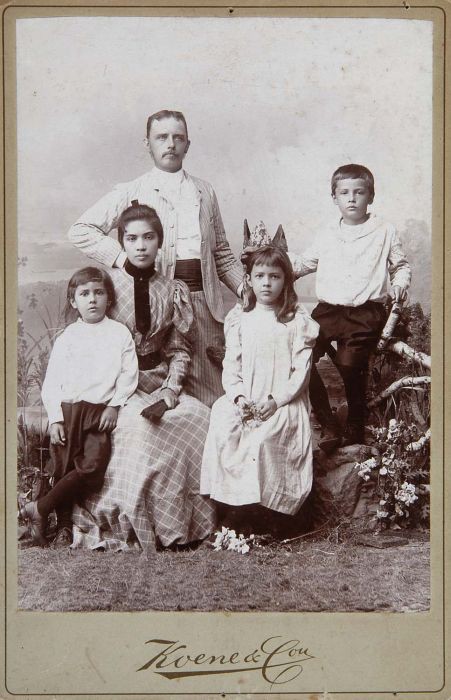 A Eurasian family photographed in the Dutch East Indies at the turn of the 19th century (Tropenmuseum, CC BY-SA 3.0)