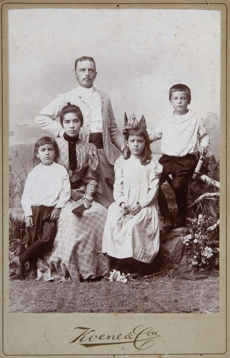 A Eurasian family photographed in the Dutch East Indies at the turn of the 19th century (Tropenmuseum, CC BY-SA 3.0)